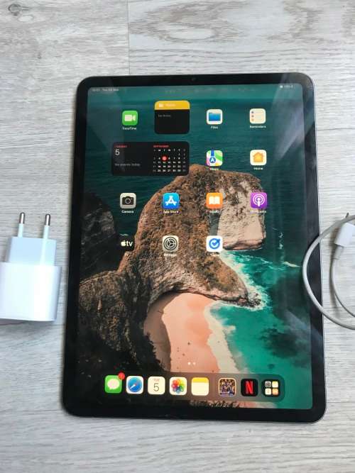 APPLE APAD PRO 11`*A1980 WIFI ONLY*64 GB*MTXN2X/A*USB CABLE*CHARGER *GOOD WORKING CONDITION